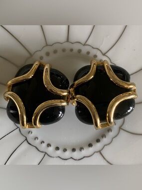 Vintage •Square chunky shaped  Black & Gold tone clip on earrings